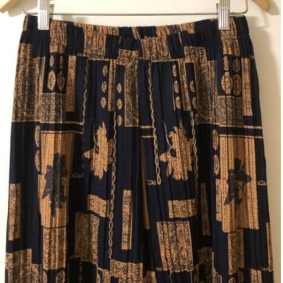 Printed Wide-Leg Pleated Pants - Picture 3 of 12